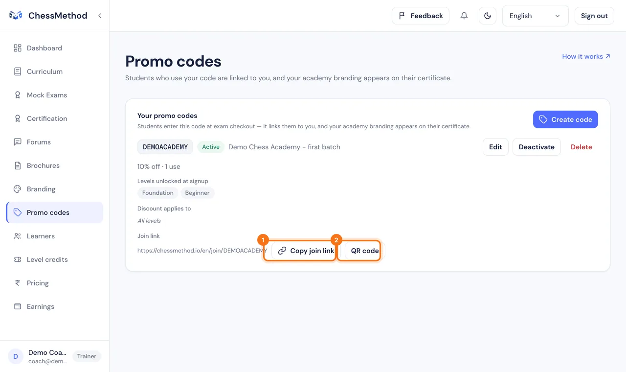 La tarjeta de un código promocional con el enlace de registro y los botones Copiar enlace de registro y Código QR resaltados